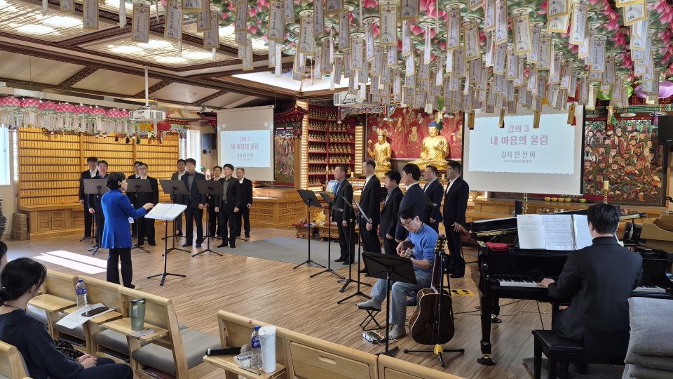 선불남성합창단의 공연 모습.