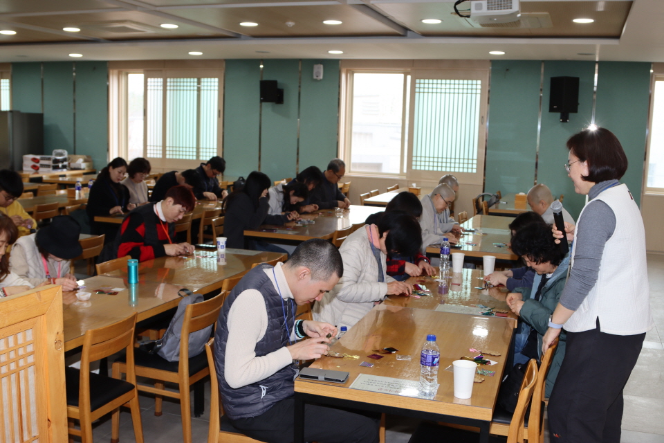 호작도 키링 만들기 체험 프로그램을 갖고 있는 모습.