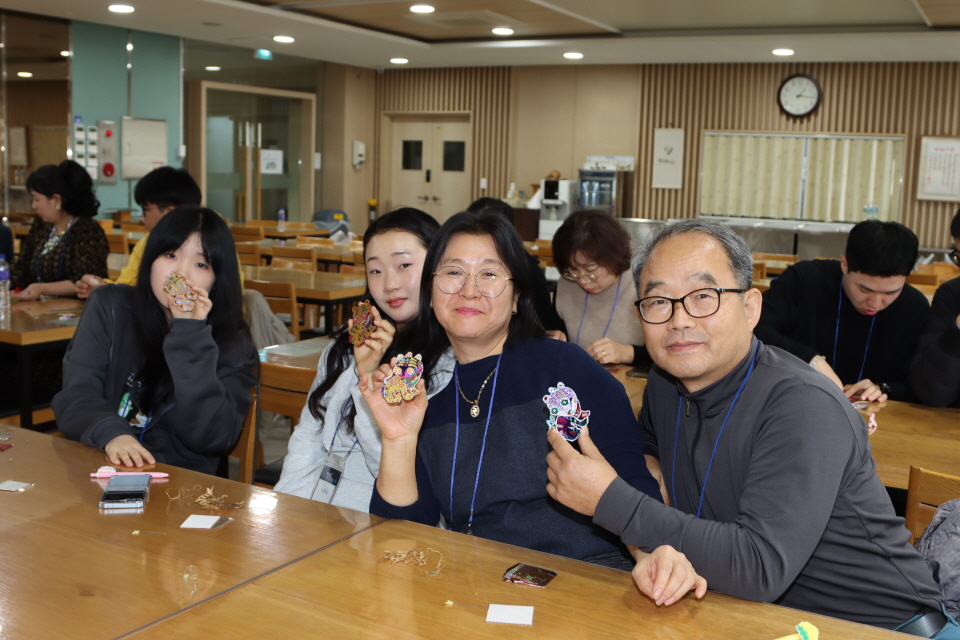 안재석 씨 가족이 직접 만든 호작도 키링 작품을 선보였다.