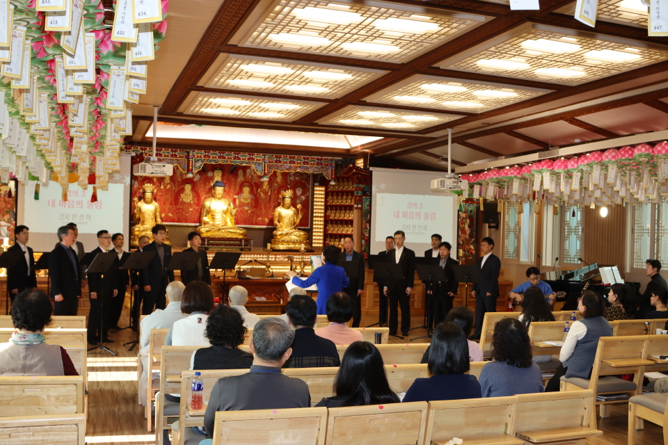 선불남성합창단이 찬불가와 대중가요를 잇따라 부르며 어린이법회 지도법사와 지도교사들에게 힐링을 선사했다.