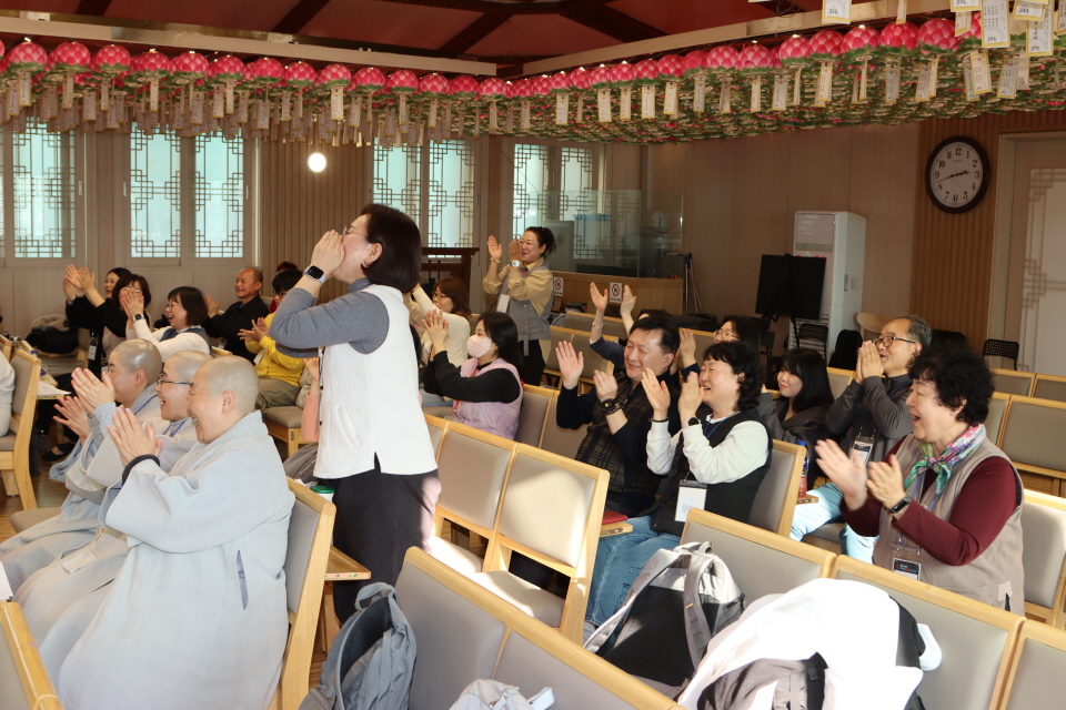 선불남성합창단의 공연을 즐기는 모습.