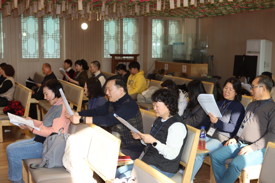 찬불동요를 배우는 모습.