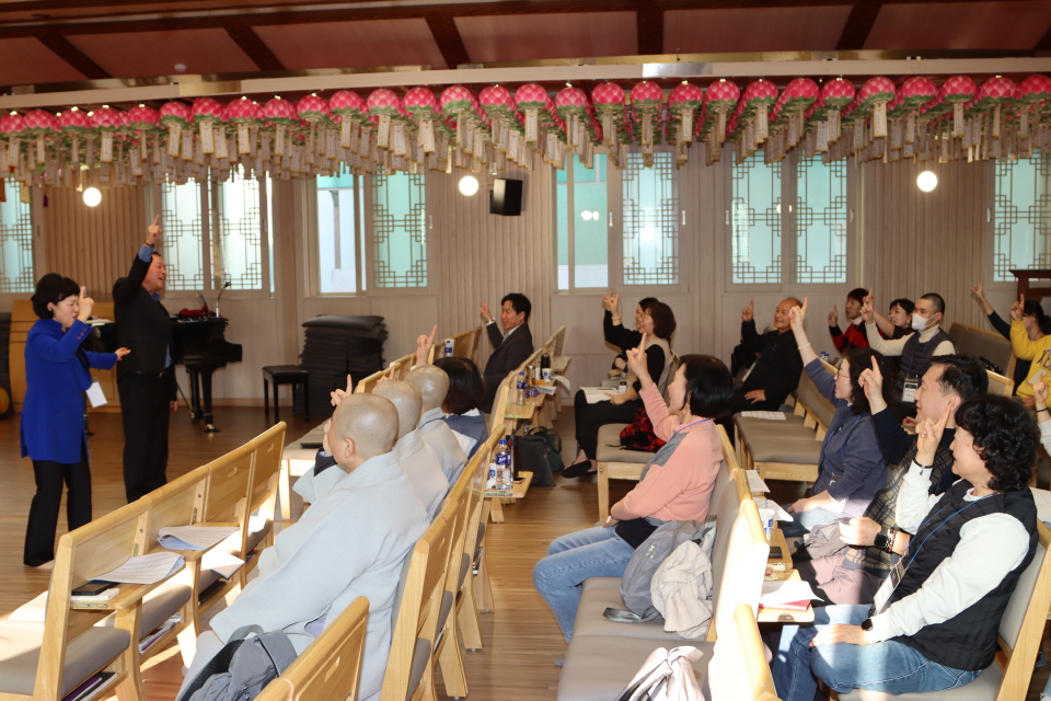 민선희 선불남성합창단 지휘자로부터 찬불동요를 배우면서 함께 즐길 수 있는 레크리에이션도 함께 배웠다. 