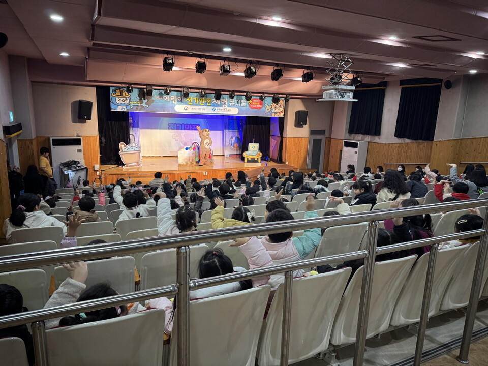 고창군육아종합지원센터가 영유아 전기안전체험 뮤지컬 공연을 통해 아이들 안전 문화 환경조성에 앞장서고 있다.