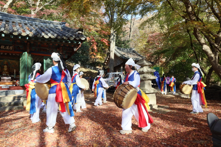 나한전 앞마당에서 풀물패의 우렁찬 연주가 산신재의 시작을 알리고 있다.