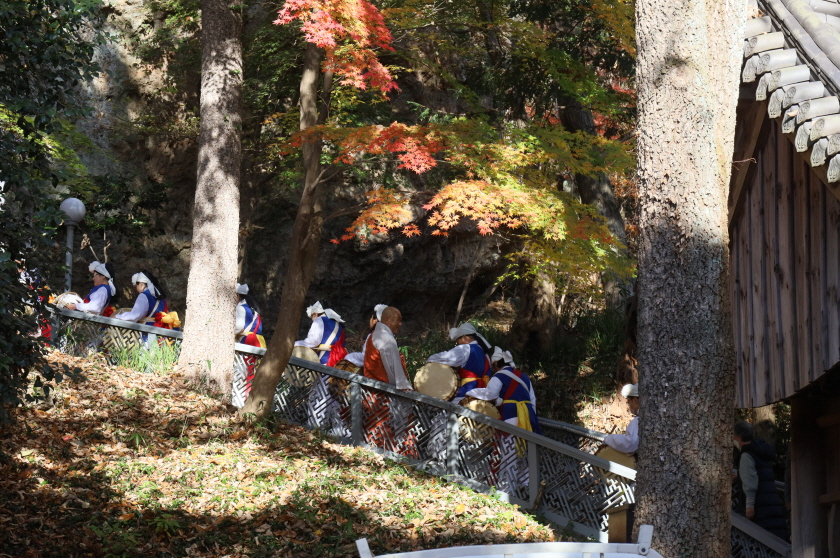 가파른 내원궁 길을 오르는 풍물패와 신도를 격려하는 성본스님