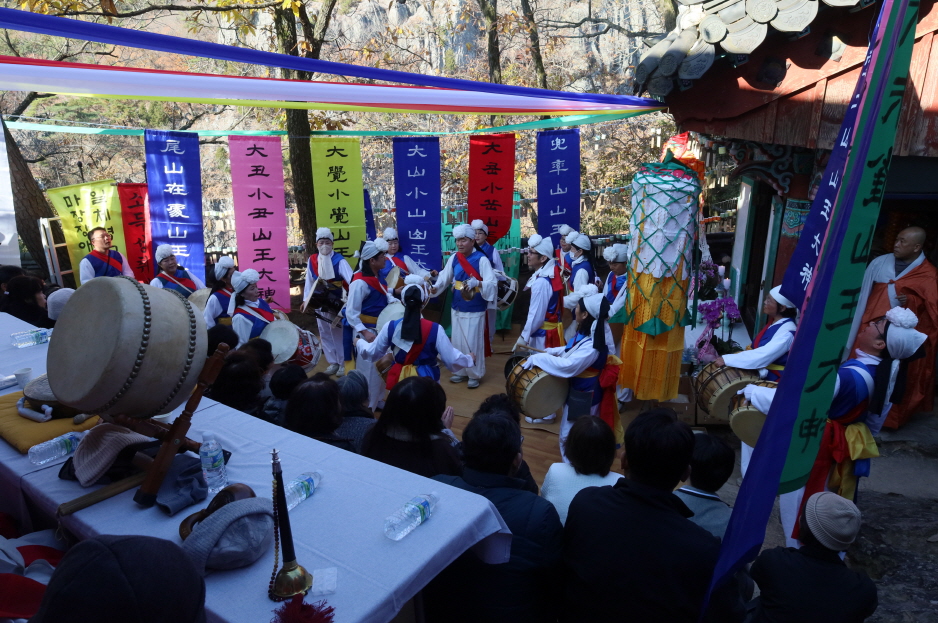 구조상 비좁고 옹색하기만 한 산신각 앞 터에 모인 풍물패와 신도들, 마무리 풍물 공연이 펼쳐지고 있다.