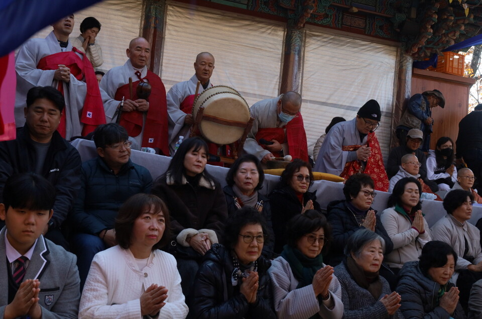 산신재가 본격적으로 시작되고 있다.