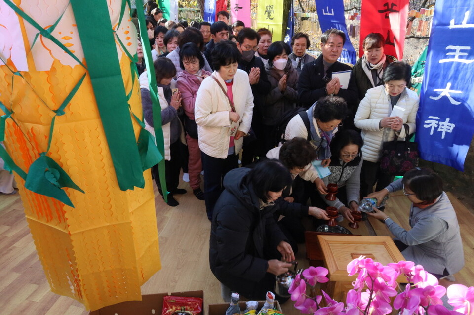 헌다로 이어지는 신도들의 정성