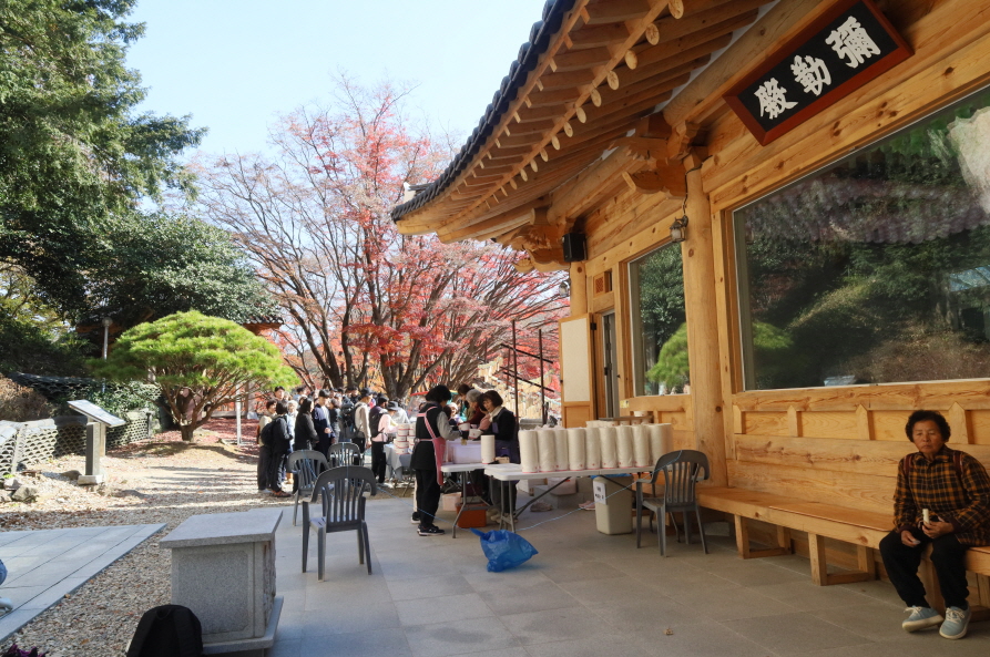 마애불 앞 미륵전 앞에서 1천인분 배식이 진행되고 있다.