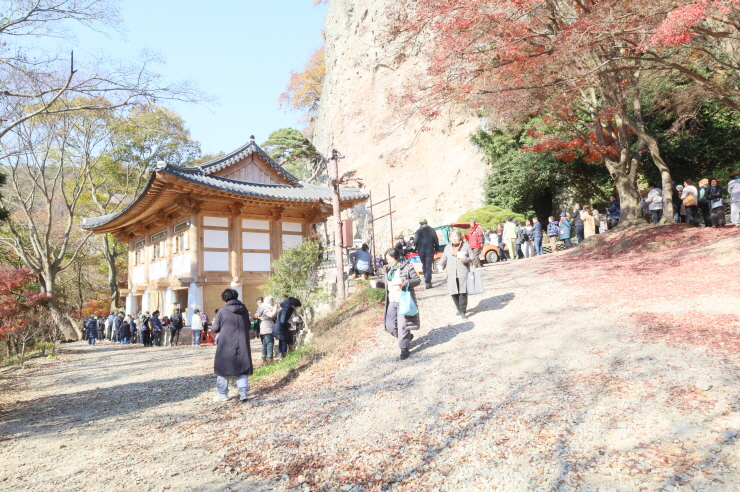 바람도 잔잔하고 햇볕도 따뜻한 화창한 날씨에 맛난 점심을 공양한다.