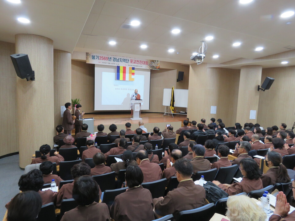 쌍계사 포교국장 문현스님이 격려사를 전했다. 