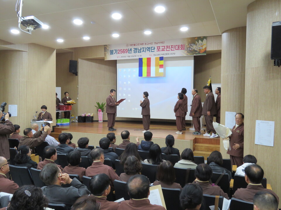 모범 및 공로단원에 대한 표창 수여식.