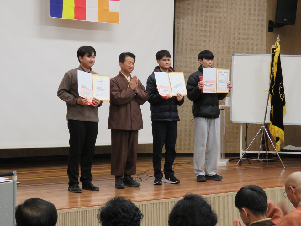 대학생 장학금 전달.