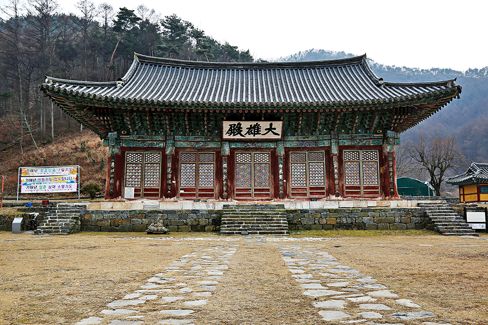 각민스님과 논산 쌍계사 대웅전