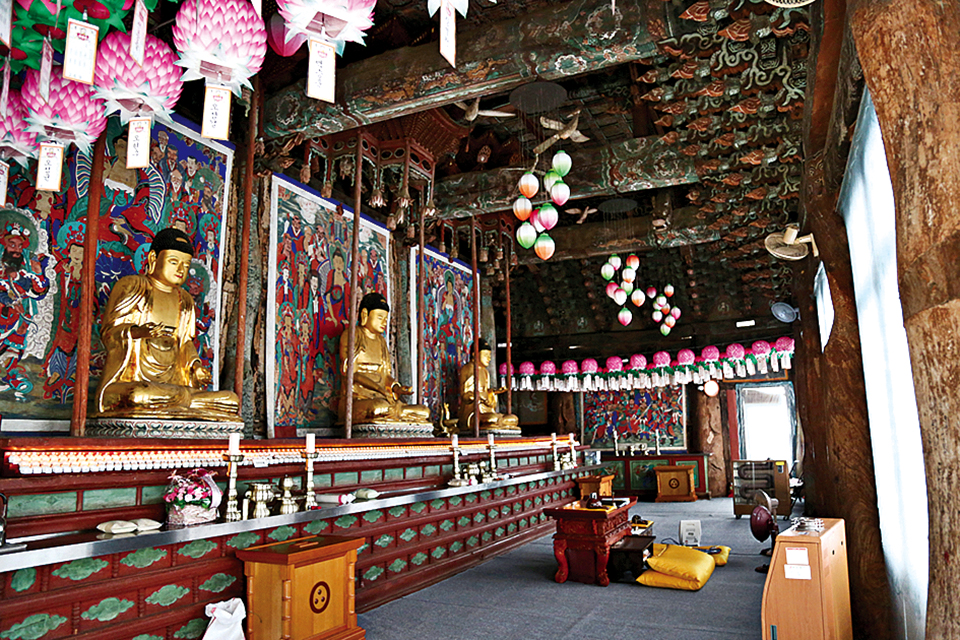   대웅전 내부.  