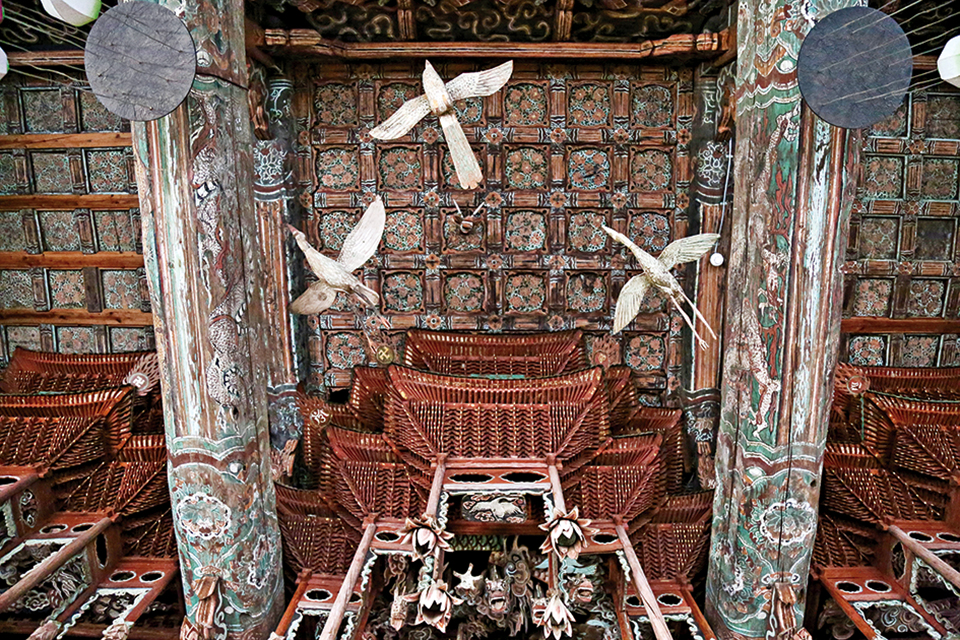 극락조와 이층 닫집.  