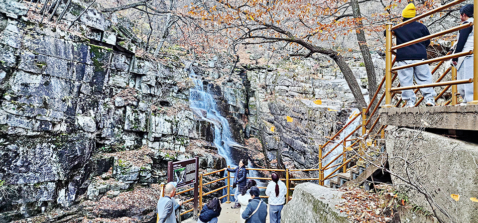 지도법사 법장스님이 두타산 트래킹을 이끌며 산과 계곡에 얽힌 이야기를 들려준다. 쌍폭포를 바라보며 비경에 감탄을 감추지 못하는 참가자들.