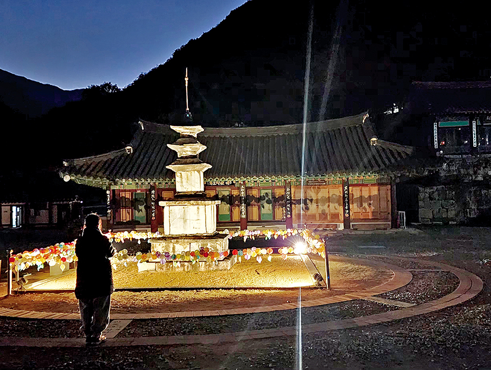 저녁예불 참석에 앞서 삼층석탑을 돌며 기도하는 참가자들.