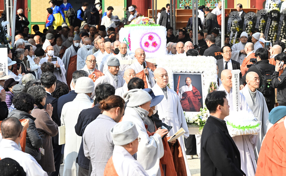 한 생을 다해 포교 현장을 지킨 조계종 원로의원 금산당 도영대종사 영결식이 11월24일 오전10시 금산사 처영문화기념관에서 원로회의장으로 엄수된 뒤 도영 대종사의 법구가 다비장으로 이운되고 있다.