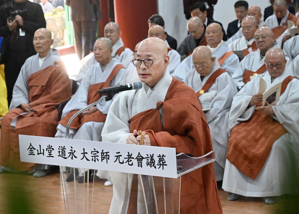 총무원장 진우스님이 추도사를 하고 있다.