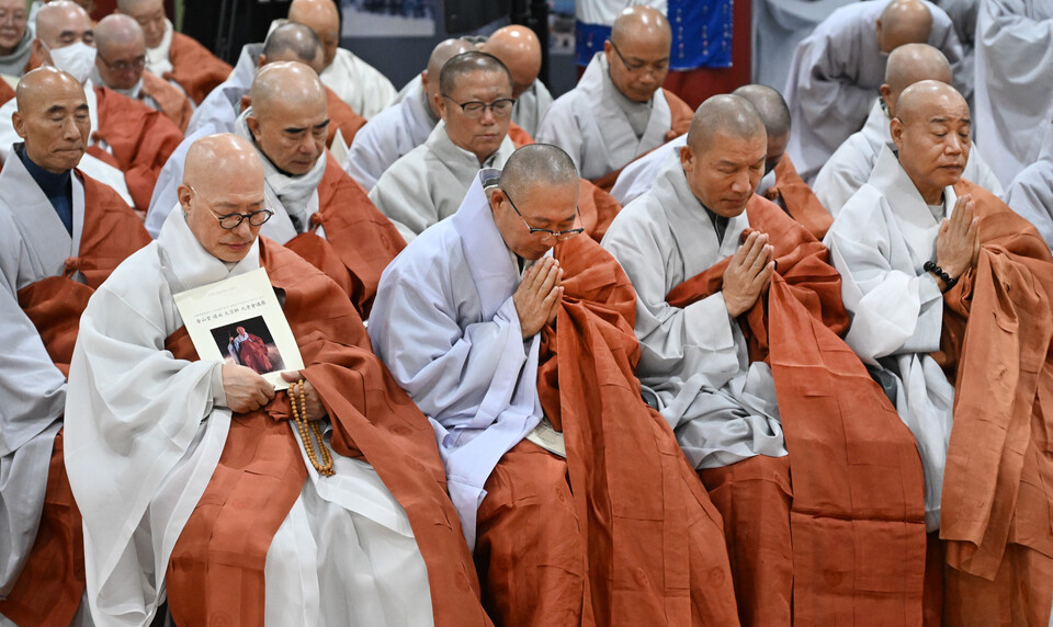 총무원장 진우스님은 이날 추도사를 통해 “대종사의 부음이 사방으로 퍼져가며 산하는 제 빛을 잃었고 들짐승조차 갈 길을 잊은 듯 멈춰 섰으며, 인연있는 사부대중은 망연자실해 말조차 잊지 못했다. 고 애도했다.