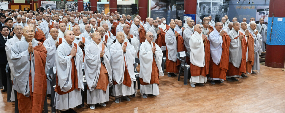 장의위원장 원로의장 자광스님을 비롯한 원로의원 스님들과 총무원장 진우스님,  중앙종회의장 주경스님, 전국교구본사주지협의회장 고운사 주지 등운스님을 비롯한 각 교구장 스님들,  중앙종회 특위 위원장 스님들을 비롯한 종회의원 스님 등 사부대중이 삼귀의를 하고 있다. 