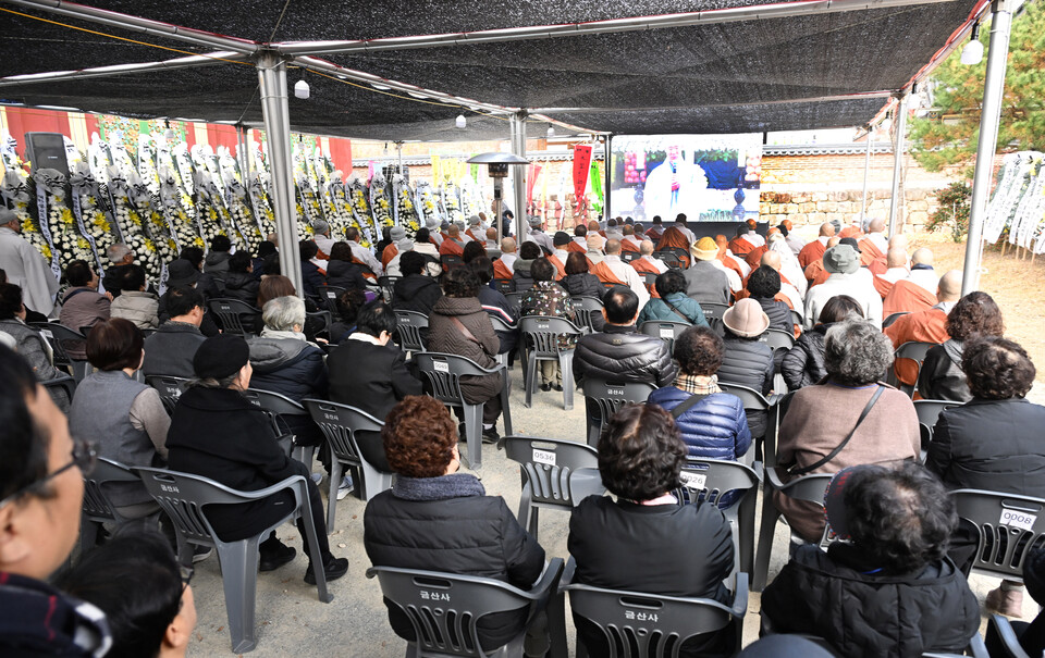 영결식 야외좌석까지 가득 메운 사부대중들.