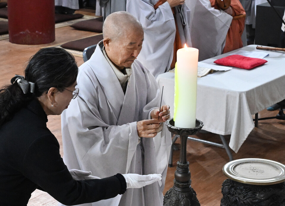 헌향하는 도법 대종사.