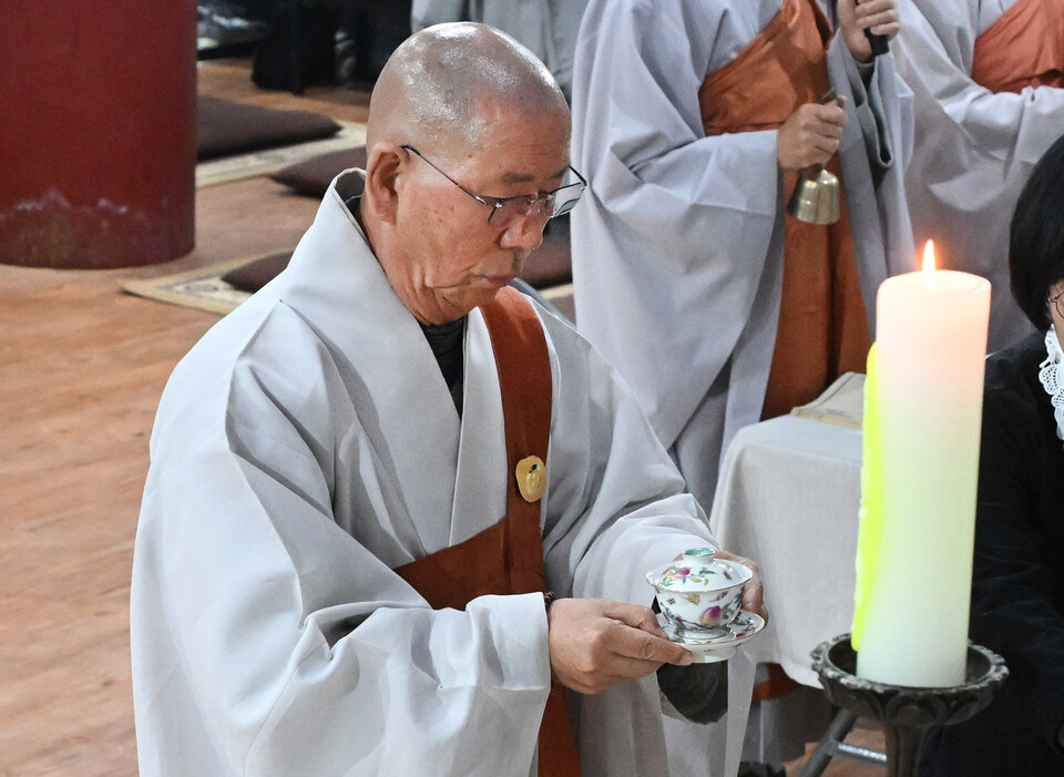 법등 원로의원스님이 헌다를 하고 있다.