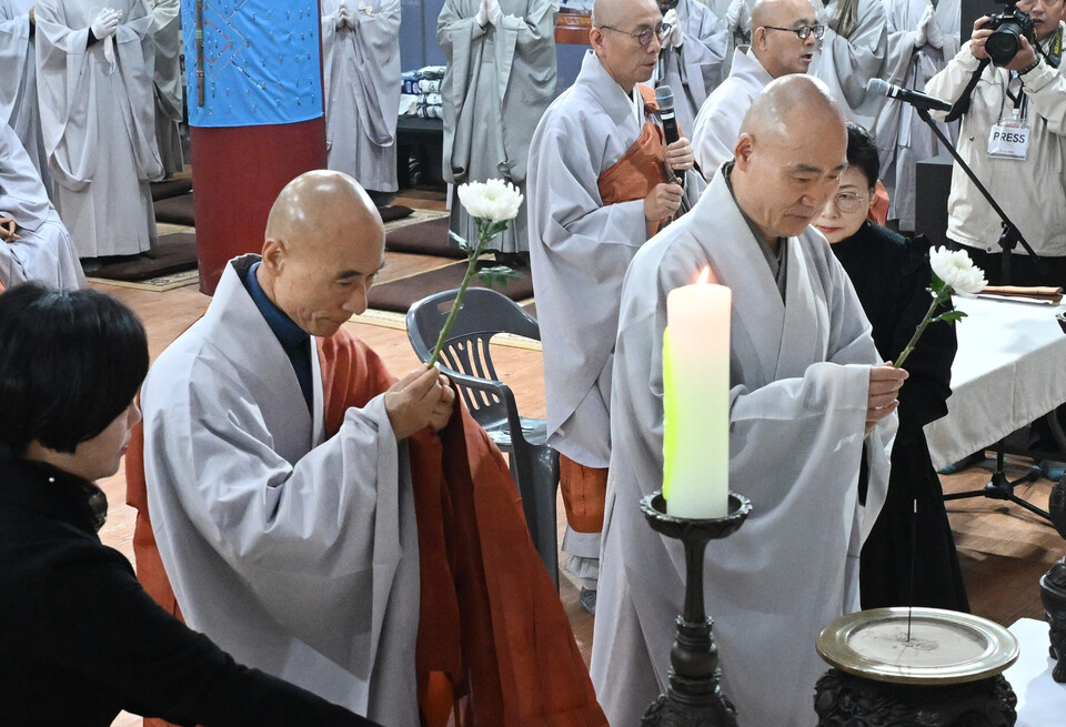 헌화하는 영진스님과 등운스님.