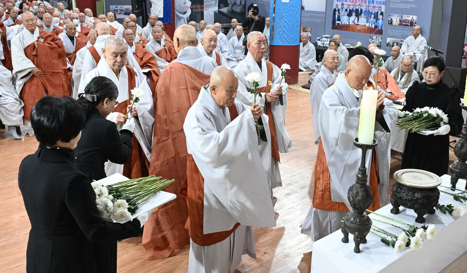 법등스님과 정여스님등 원로의원 스님들이 헌화를 하고 있다. 