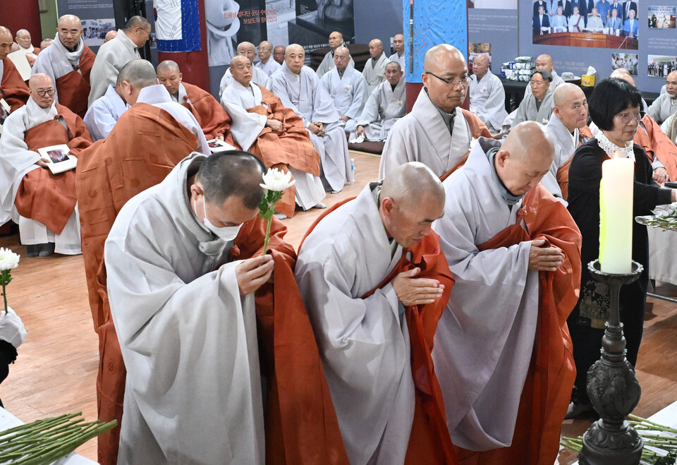 선운사 주지 경우스님을 비롯한 교구장 스님들이 헌화를 하고 있다. 