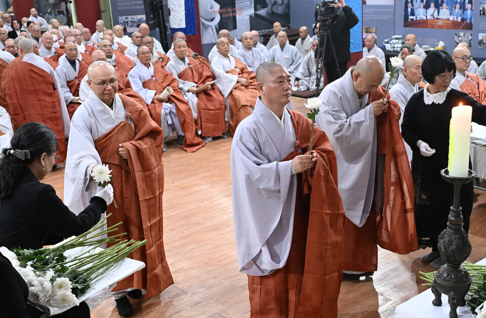 중앙교역직 스님들이 헌