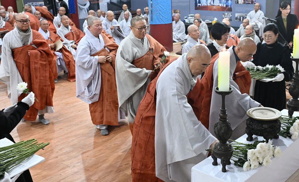 월정사 정념스님을 비롯한 교구장 스님들이 헌화를 하고 있다.