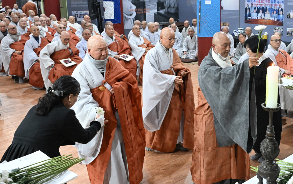 전국수좌회 대표 스님들이 헌화를 하고 있다.