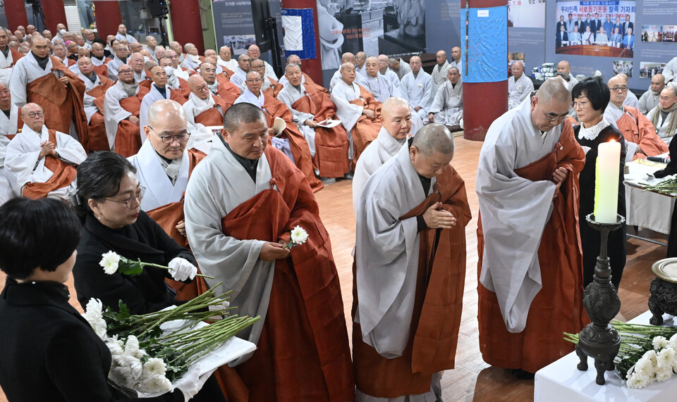 중앙종회 수석부의장 태효스님, 차석부의장 경암스님, 포교분과위원장 가섭스님, 사회분과위원장 진각스님, 재정분과위위원장 태진스님을 비롯한 중앙종회의원 스님들이 헌화를 하고 있다.