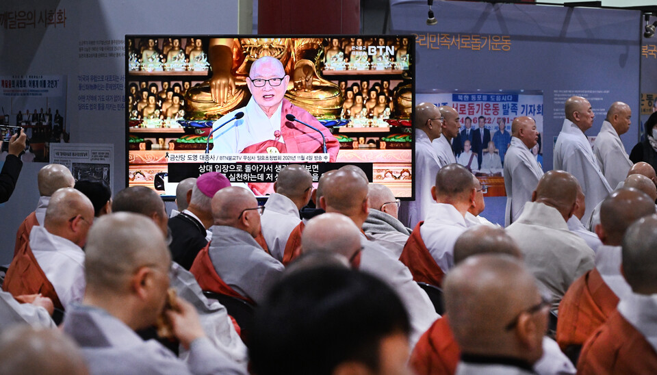 도영대종사의 생정 육성법문을 듣고 있는 영결식 참석 스님들.