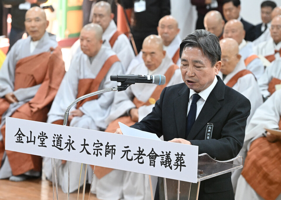 한광수 제17교구 신도회장이  조사를 하고 있다.