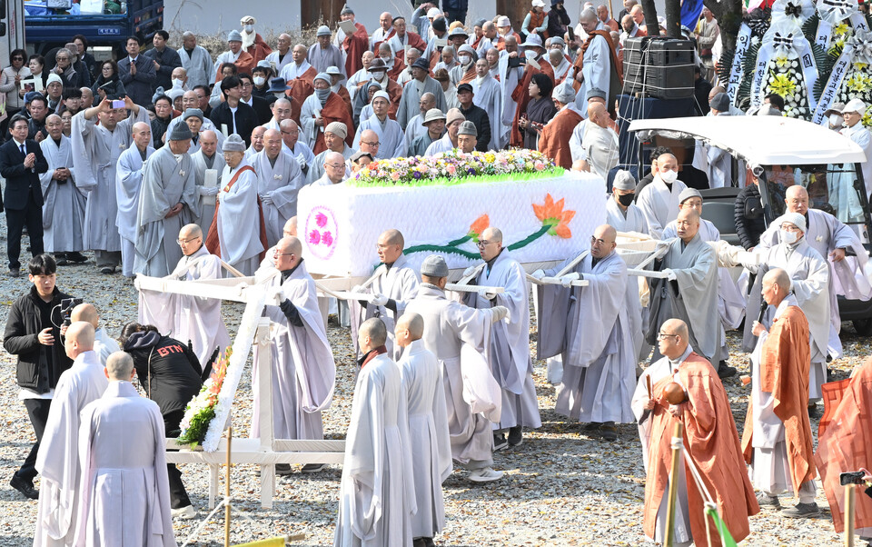 다비장인 연화대에 들어선 대종사의 법구.