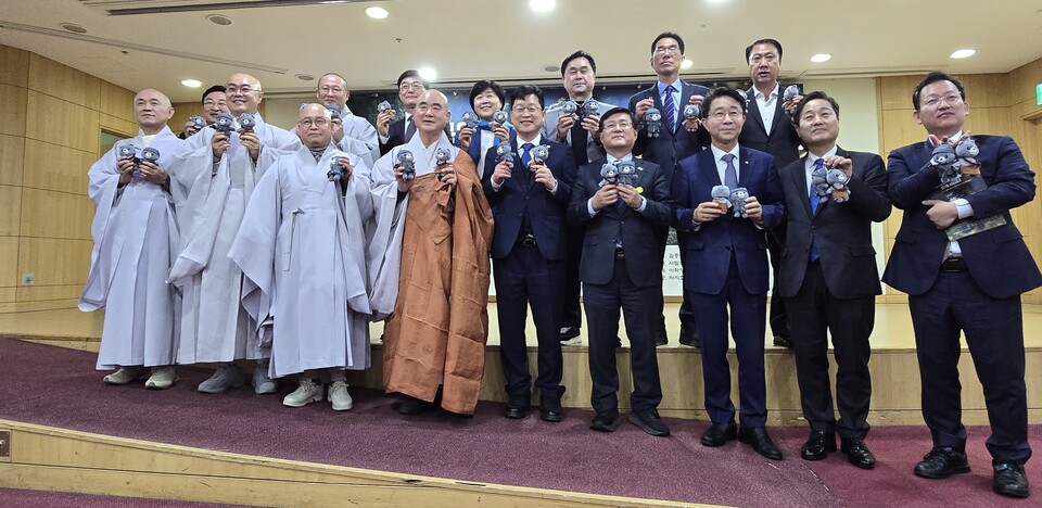 세미나 시작에 앞서 국립공원공단 굿즈 반달스님과 반달동자스님을 들고 기념 촬영하고 있다. 