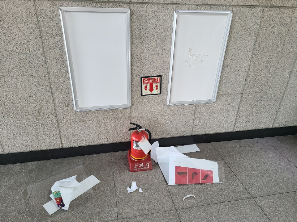 남춘천역 역사 내 풍경소리 게시판이 11월14일 부서져 바닥에 방치돼 있다.