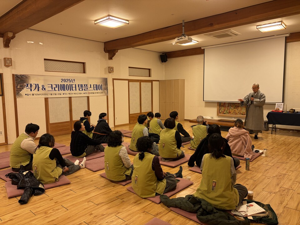 포교국장 도진스님은 "마음을 편안하게 가질 때 창작활동이 더 잘 될 것"이라고 격려했다.