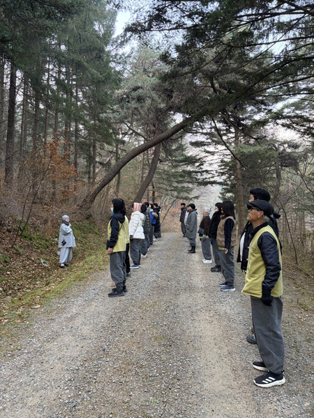 봉선사 경내에서 걷기 명상.