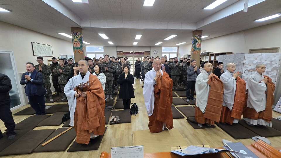 15사단 군법당 대성사에서 군장병들과 법회를 봉행하고 있다.