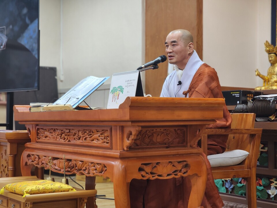 관음정사 주지 진강스님이 15사단 용사들에게 법문을 하고 있다.
