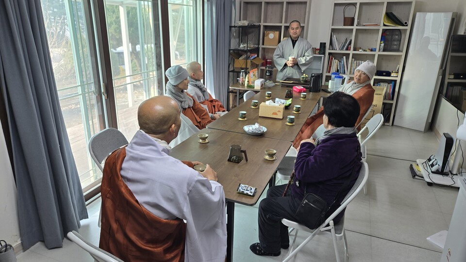 대성사 주지 정인법사와 함께 간담회를 열고 있다.