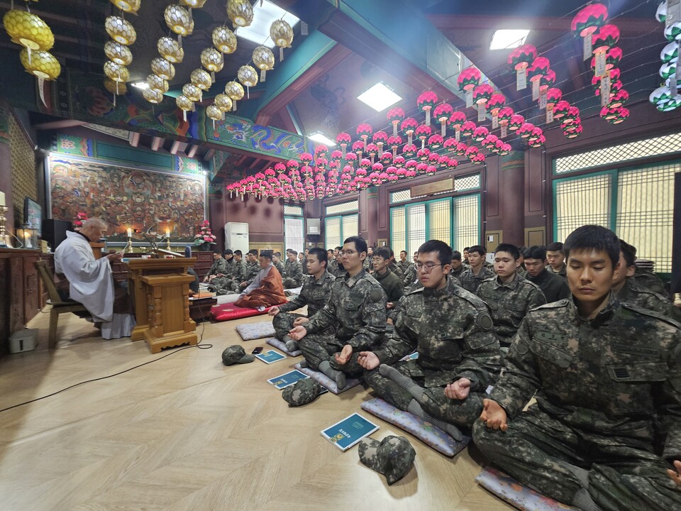 전찬응 서초불교사암연합회 사무국장(군법사 출신)이 군법당 천불사에서 법문하고 있다.