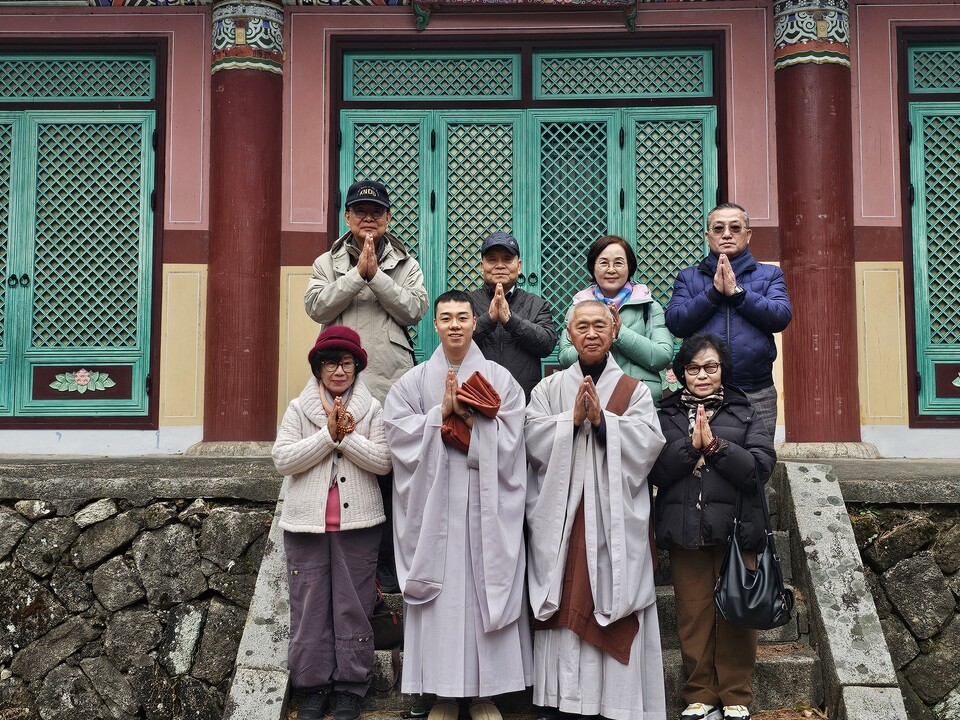 천불사 법회를 마친 뒤 기념 촬영.