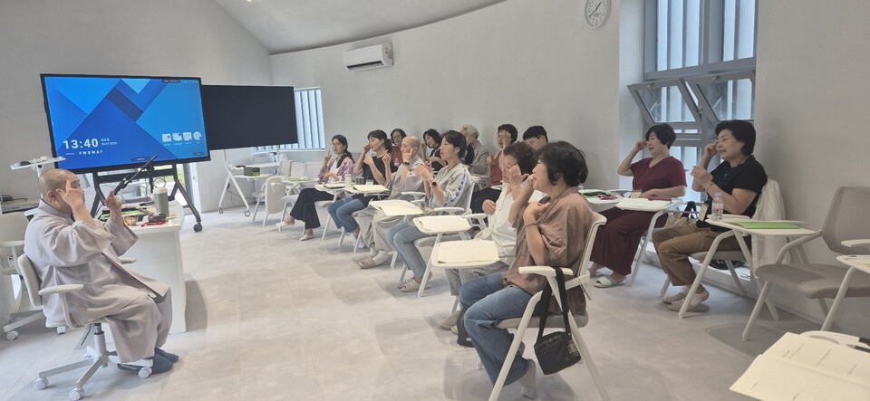 봉불사 관음전은 명상심리상담센터 '쉼' 본관으로 사별가족 치유프로그램 등 다양한 프로그램을 운용하고있다